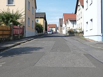 Auch der Kanal und die Fahrbahn in der Linsengasse in Obertheres sind sanierungsbed&uuml;rftig, wie der Gemeinderat erfuhr.  Foto: Christian Licha