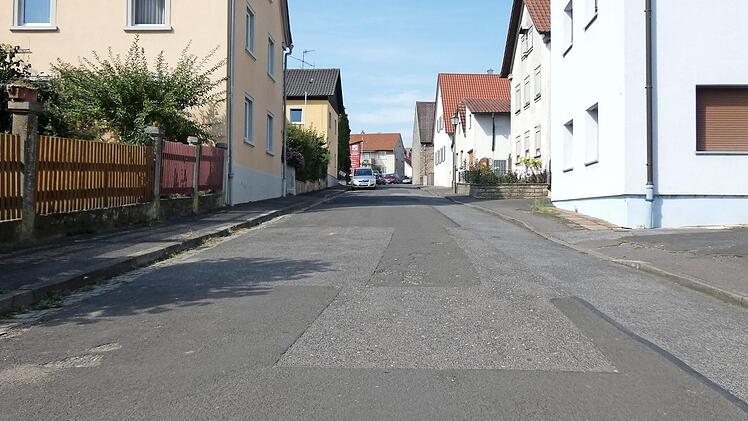 Auch der Kanal und die Fahrbahn in der Linsengasse in Obertheres sind sanierungsbedürftig, wie der Gemeinderat erfuhr.  Foto: Christian Licha