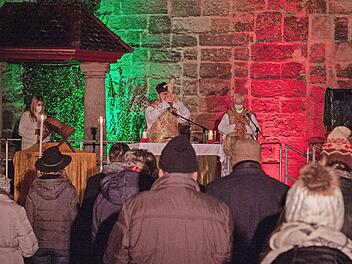 Christmette unter freiem Himmel im stimmungsvollen Ambiente des H&ouml;chstadter Schlosshofes, wo am Ende der Segen mit dem Krippenkind erteilt wurde