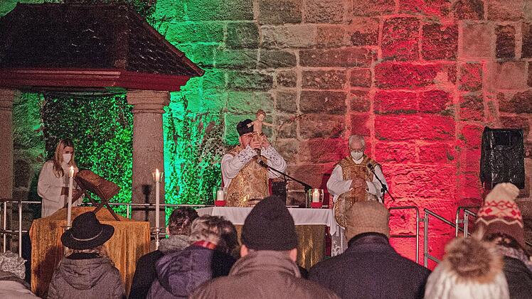 Christmette unter freiem Himmel im stimmungsvollen Ambiente des H&ouml;chstadter Schlosshofes, wo am Ende der Segen mit dem Krippenkind erteilt wurde