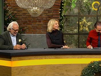 Ups, dieser Versprecher hätte die "Bares für Rares"-Händlerin Susanne Steiger teuer zu stehen kommen können. Denn im Eifer des Gefechts hängte sie bei der Verhandlung ein paar Nullen zu viel an ihr Gebot.