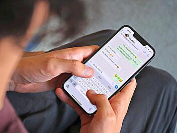Ein junger Mann tippt eine WhatsApp Nachricht. Karl-Josef Hildenbrand/dpa