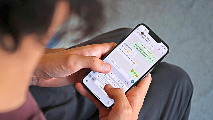 Ein junger Mann tippt eine WhatsApp Nachricht. Karl-Josef Hildenbrand/dpa