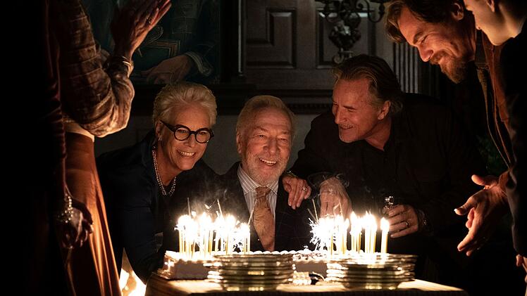 Ach wie sch&ouml;n: Harlan Thrombey (Christopher Plummer, Mitte) feiert im Kreise seiner Familie (Jamie Lee Curtis, Don Johnson, Michael Shannon, rechts) seinen 85. Geburtstag. Ein paar Stunden sp&auml;ter ist er tot.