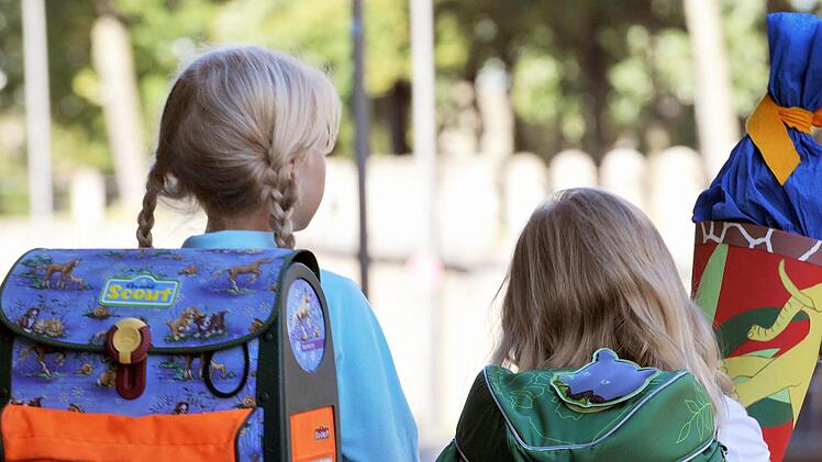 Wie lange die beiden Freundinnen wohl zusammen in die Grundschule gehen? Wenn es nach den Eltern geht, wünschen sich bundesweit 60 Prozent eine sechsjährige Grundschule. Foto: Leonhardt/dpa