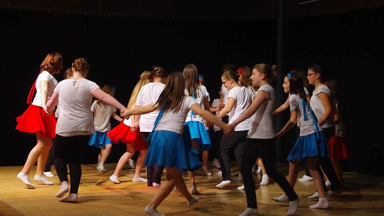 Die Mädchen der Klassen 6 b und 6 c tanzten zu "Mayim, Mayim", einem israelischen Folklore-Tanz.