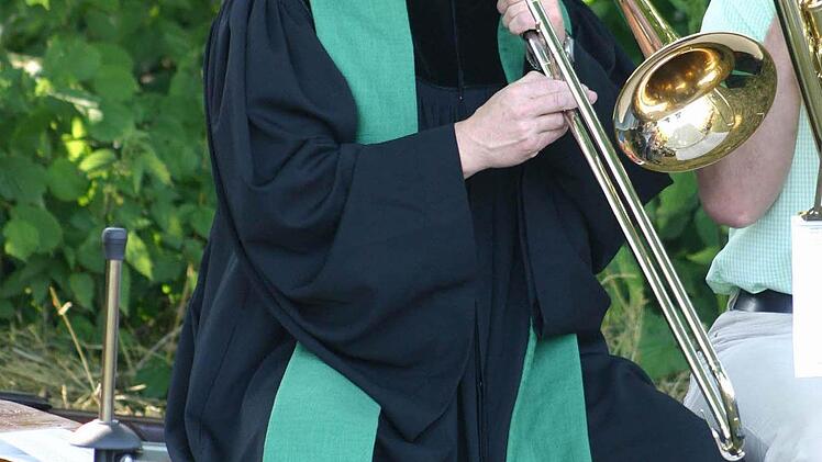 Pfarrer Johnke spielt leidenschaftlich gern Posaune. Fotos: Löwisch