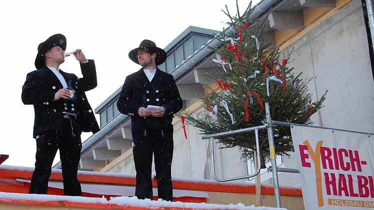 Die Zimmerleute Daniel Wehner (links) und der Bauleiter Alexander Schlereth sprachen den Richtspruch auf dem neuen Gebäude des Seniorenhauses Thulbatal. Fotos: Günther Straub