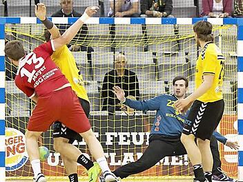 Tatenlos musste Wolfgang Heyder hinter dem Tor von Oliver Krechel mit ansehen, wie der Ball in der ersten Halbzeit gleich 16 Mal einschlug. Der Geschäftsführer war in der Pause dementsprechend sauer und machte aus seiner Verärgerung auch kein Hehl. Foto: Albert Höchstädter