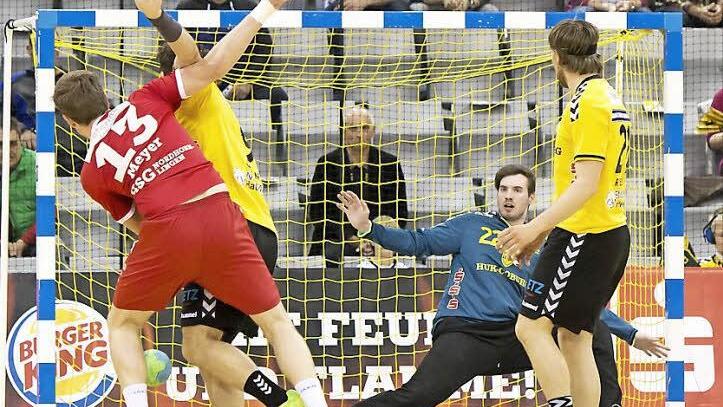 Tatenlos musste Wolfgang Heyder hinter dem Tor von Oliver Krechel mit ansehen, wie der Ball in der ersten Halbzeit gleich 16 Mal einschlug. Der Geschäftsführer war in der Pause dementsprechend sauer und machte aus seiner Verärgerung auch kein Hehl. Foto: Albert Höchstädter