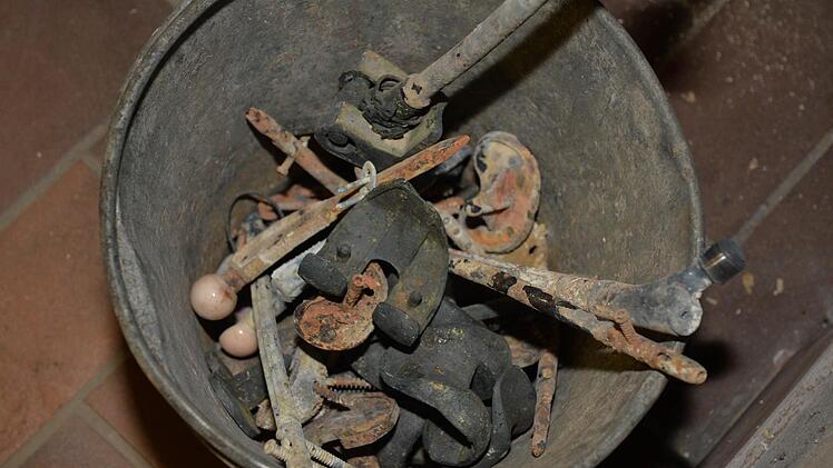 Vorhandene Hüftgelenke, Knieprothesen oder Drähte werden zuvor entfernt. Sie liegen dann gesammelt in einem Blecheimer. Foto: Ronald Rinklef