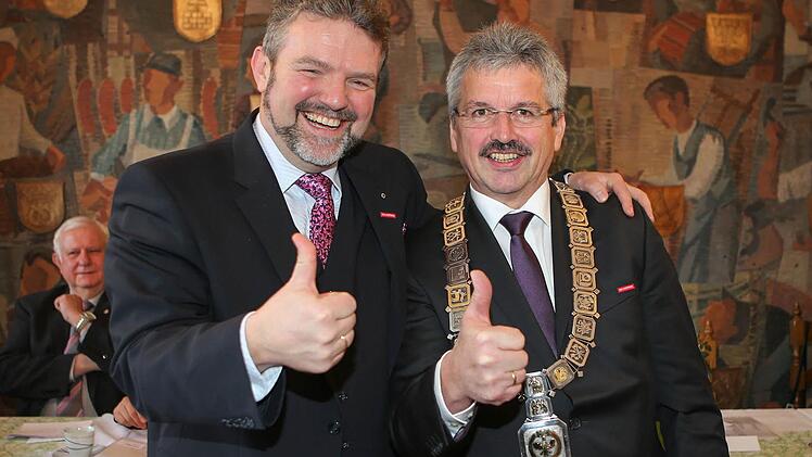 Daumen hoch für das Handwerk: Handwerkskammerpräsident Thomas Zimmer (links) und Kreishandwerksmeister Manfred Amon bei der Feierstunde zur Verleihung der Goldenen Meisterbriefe im Haus des Handwerks Foto: RiegerPress