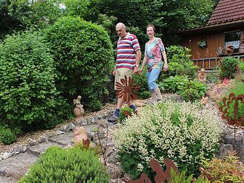 Beim Rundgang im Garten öffnen sich viele liebevoll gestaltete Ecken. Foto: Evi Seeger