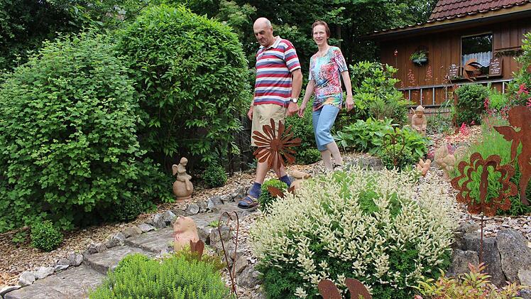 Beim Rundgang im Garten öffnen sich viele liebevoll gestaltete Ecken. Foto: Evi Seeger