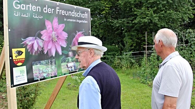 Zwei Senioren aus Ebern informieren sich an der Tafel im Angerteil an der Coburger Straße. Foto: Helmut Will