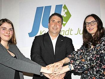 Die JU-Ortsverbände aus Alten- und Burgkunstadt sowie Weismain haben sich vereinigt. Symbolisch legen (von links) Eva Jäger (Weismain), Thorsten J. Schmidtke (Altenkunstadt) und Tabea Vonbrunn (Burgkunstadt) die Hände aufeinander.  Foto: Stephan Stöckel