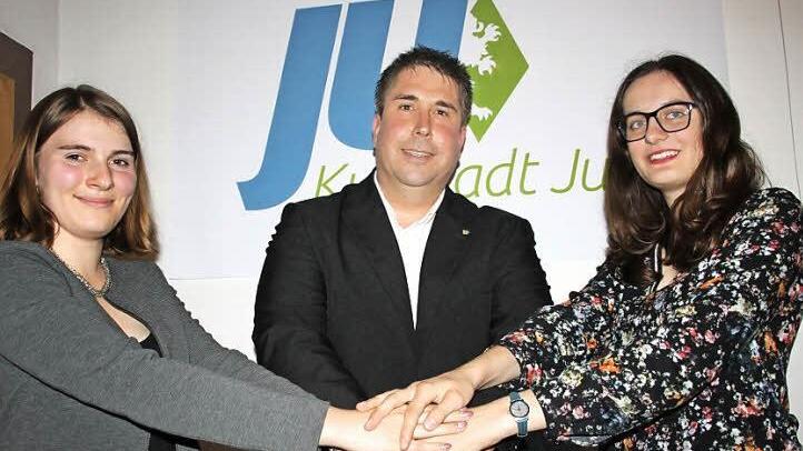 Die JU-Ortsverbände aus Alten- und Burgkunstadt sowie Weismain haben sich vereinigt. Symbolisch legen (von links) Eva Jäger (Weismain), Thorsten J. Schmidtke (Altenkunstadt) und Tabea Vonbrunn (Burgkunstadt) die Hände aufeinander.  Foto: Stephan Stöckel