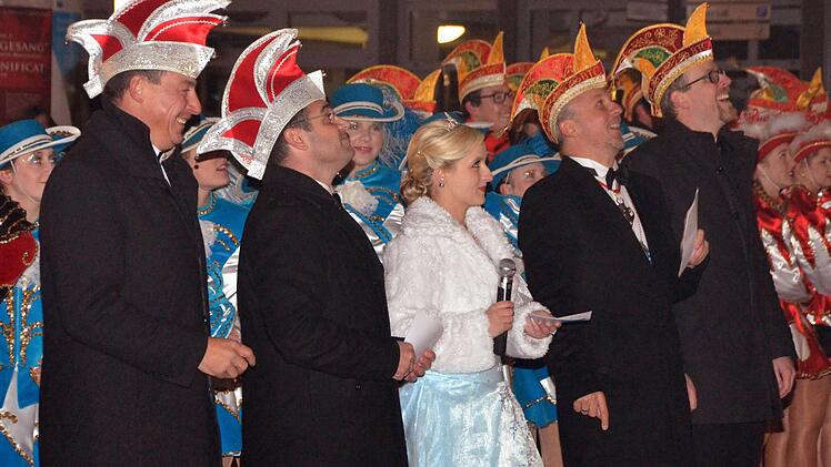 Matthias Bühner (Sitzungspräsident Fidelia Reiterswiesen) und Alexander Pusch (Präsident Reiterswiesen) traten mit ihrer Faschingsprinzesin Michelle I. und den Garden, dem Garitzer BTC Sitzungspräsidenten Christian Rüth und Axel Dürrheimer gegen die Rathausspitzen an. Foto: Peter Rauch