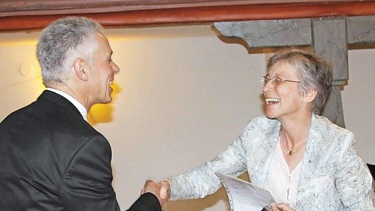 Dekanin Berthild Sachs übergibt die Auszeichnung an Dirigent Simon Gemählich