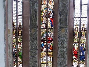 Herrliche Graumalereien kamen im Chorraum der Bischofsheimer Stadtpfarrkirche zutage. Fehlende Elemente der Malereien wurden im Zuge der Sanierung allerdings nicht ergänzt.  Foto: Peter Schonder