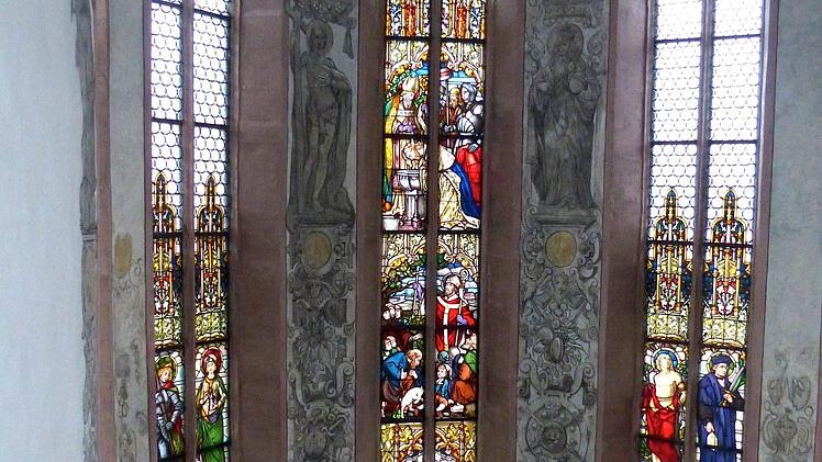 Herrliche Graumalereien kamen im Chorraum der Bischofsheimer Stadtpfarrkirche zutage. Fehlende Elemente der Malereien wurden im Zuge der Sanierung allerdings nicht ergänzt.  Foto: Peter Schonder