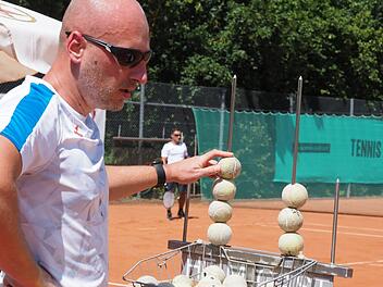 Beim Amateur-Tennis sind die Spieler auch ihre eigenen Schiedsrichter. Unser Bild zeigt den Elfershäuser Bernd Kleinhenz an der kreativen Spielstands-Anzeige. Foto: Jürgen Schmitt