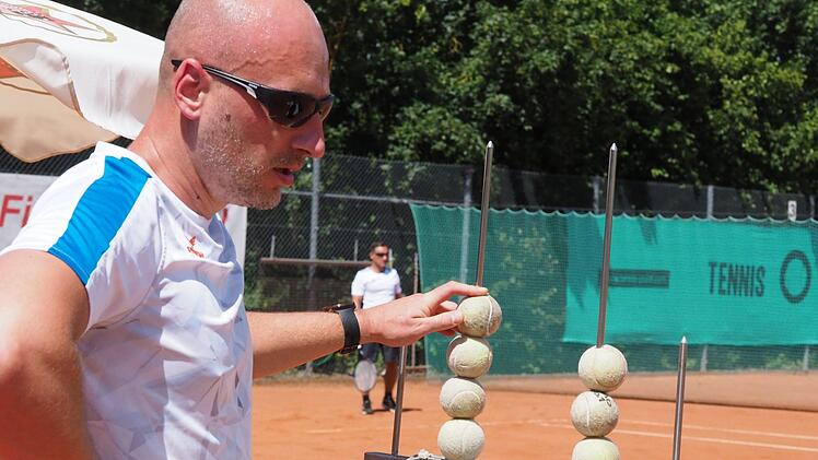 Beim Amateur-Tennis sind die Spieler auch ihre eigenen Schiedsrichter. Unser Bild zeigt den Elfershäuser Bernd Kleinhenz an der kreativen Spielstands-Anzeige. Foto: Jürgen Schmitt