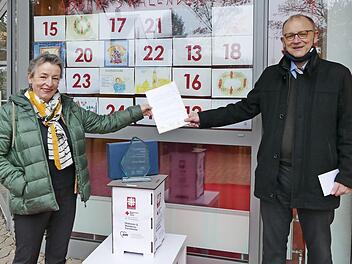 Peter Ehmann überreichte Gisela Filkorn den Sozialpreis 2020 der Bamberger Wohlfahrtsverbände.  Foto: Marion Krüger-Hundrup