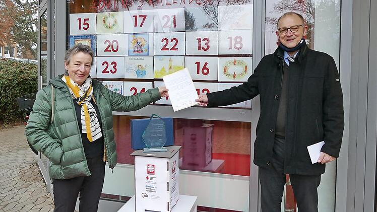 Peter Ehmann überreichte Gisela Filkorn den Sozialpreis 2020 der Bamberger Wohlfahrtsverbände.  Foto: Marion Krüger-Hundrup