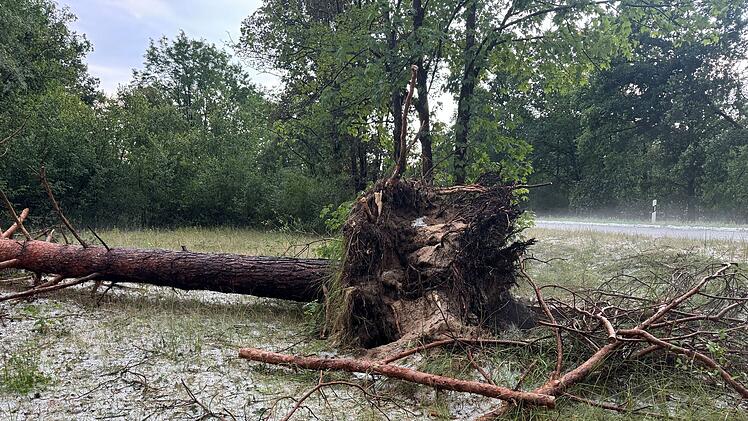 Unwetter w&uuml;tet &uuml;ber Erlangen und N&uuml;rnberg: Hagel und Stra&szlig;enblockaden