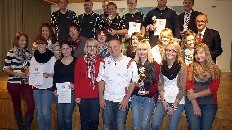 Erfolgreiche Mannschaften im Volleyball (mit Trainer Rainer Deuerling vorne Mitte), Tischtennis und Tennis wurden geehrt. Ebenso Mario Schmid als "Einzelkämpfer" (oben 3. v. re). Mit im Bild Karl H. Fick (oben re) und Bürgermeister Gerhard Wunder (oben 2. v. re.).