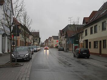 Bei der Bürgerversammlung klagte ein Bürger über die starke Verkehrsbelastung der Hauptstraße. Vor allem Lastwagen, die Autobahnmaut sparen wollten, würden die Ortsdurchfahrt nutzen. Fotos: Matthias Einwag