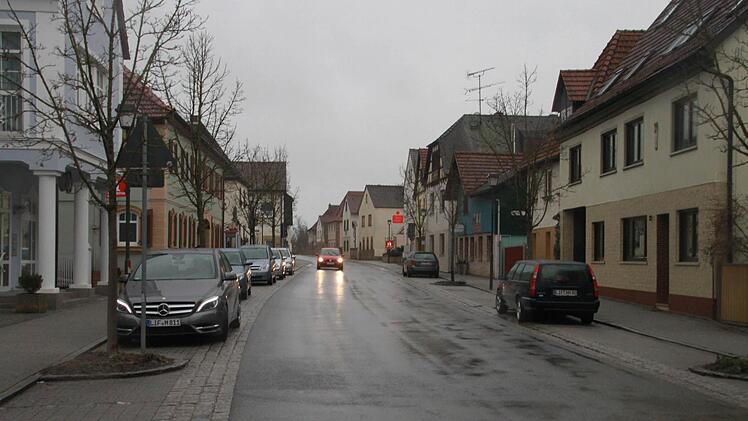 Bei der Bürgerversammlung klagte ein Bürger über die starke Verkehrsbelastung der Hauptstraße. Vor allem Lastwagen, die Autobahnmaut sparen wollten, würden die Ortsdurchfahrt nutzen. Fotos: Matthias Einwag