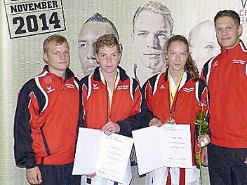 Die erfolgreichen Karatekämpfer aus Untermerzbach: Trainer Alexander Schmitt, Max Rubeck, Nadine Firnstein, Trainer Sebastian Morgenroth. Foto: privat