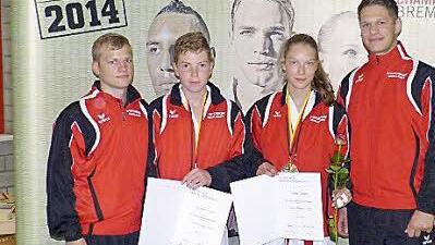 Die erfolgreichen Karatekämpfer aus Untermerzbach: Trainer Alexander Schmitt, Max Rubeck, Nadine Firnstein, Trainer Sebastian Morgenroth. Foto: privat