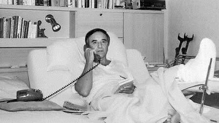 Erinnerungen an Herbert Neder: 1996: Ein Beinbruch hinderte Herbert Neder auch nicht daran, seiner Arbeit nachzugehen. Das Zimmer im Krankenhaus wurde zum Büro.