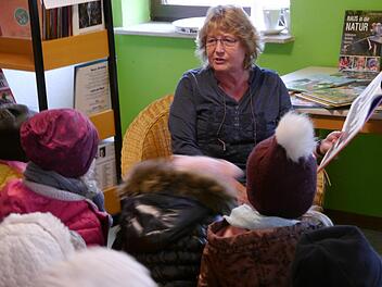 Gespannt verfolgen die Kinder die Abenteuer von Räuber Ratte, die ihnen Erika Morshäuser bei ihrem Besuch in der Katholischen Öffentlichen Bücherei vorliest. Oswald Türbl