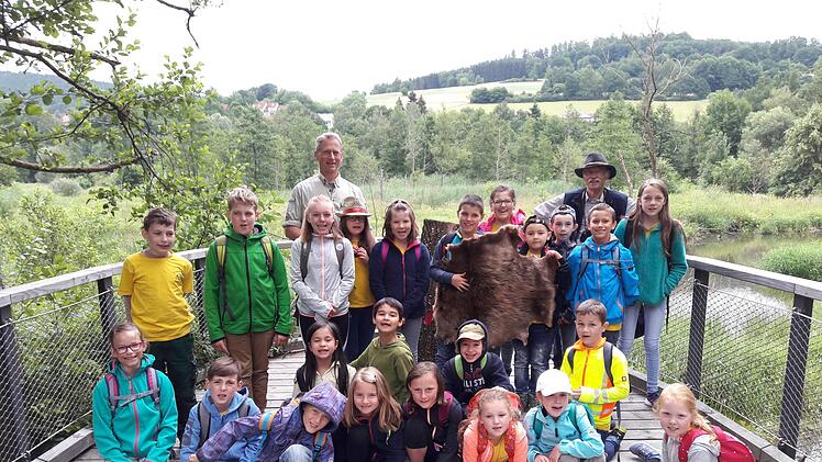 Die Kinder wanderten bei idealem Wetter zur Biberplattform ins Staatsbad Br&uuml;ckenau, zusammen mit ihrer Lehrerin Michelle Beck und ihrem Lehrer Thorsten Mauerhoff-Henke. Michelle Beck
