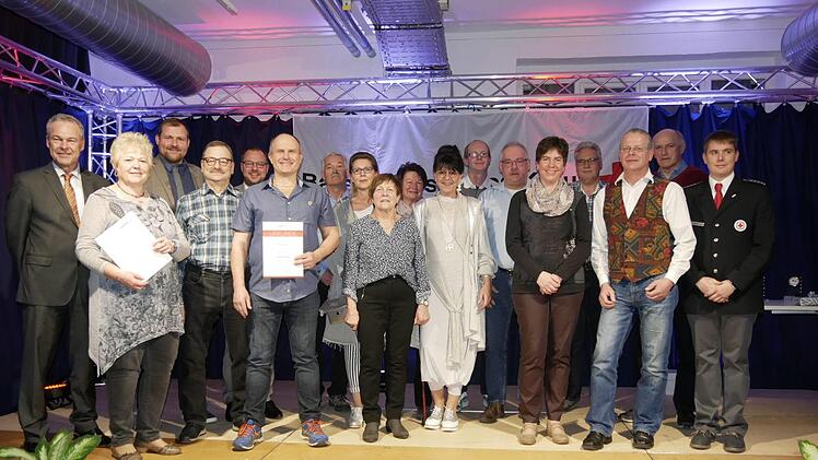 OB Frank Rebhan (links) und MdL Martin Mittag (Dritter von links)  sowie Vorsitzender Benjamin Curth (rechts) zeigten sich von der  Bereitschaft, so viele Male Blut zu spenden, sehr beeindruckt.  Manja von Nida