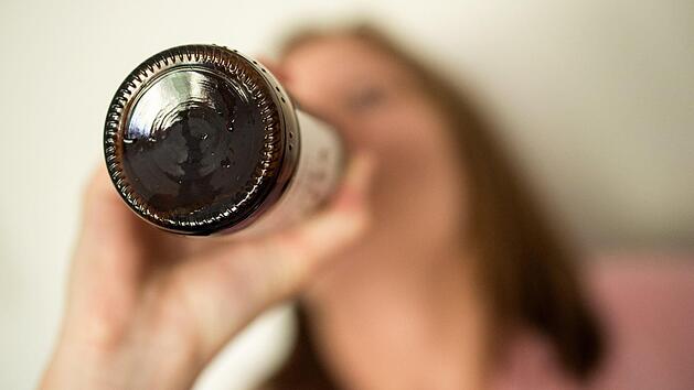 Eine Kundin schlug in einem Supermarkt in Erlangen dem stellvertretenden Filialleiter ins Gesicht. Die Frau war betrunken und hatte bereits Hausverbot.
