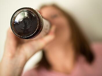 Die beiden Frauen waren sichtlich betrunken und weigerten sich leiser zu sein und ihre Handys aus dem Saunabereich zu bringen.