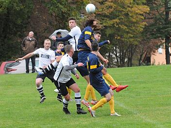 Die Lufthoheit in dieser Spielertraube erobert haben sich Felix Knauer von der SG Geroda (wei&szlig;es Trikot) und Markus Brust vom TSV Volkers. Foto: ssp