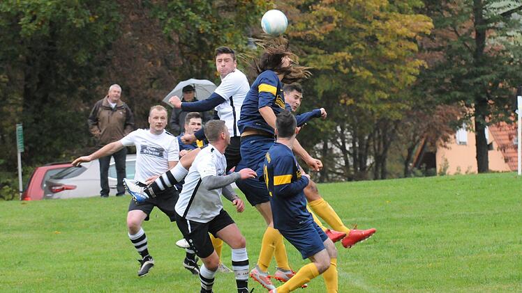 Die Lufthoheit in dieser Spielertraube erobert haben sich Felix Knauer von der SG Geroda (wei&szlig;es Trikot) und Markus Brust vom TSV Volkers. Foto: ssp