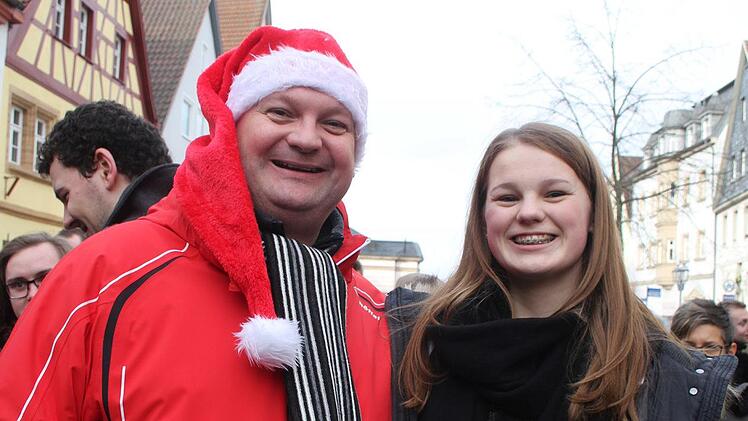 Klaus Witzgall feierte mit Tochter Leonnie in der Oberen Stadt. "Der Baum steht schon, alles ist vorbereitet", sagte er. Foto: Sonny Adam