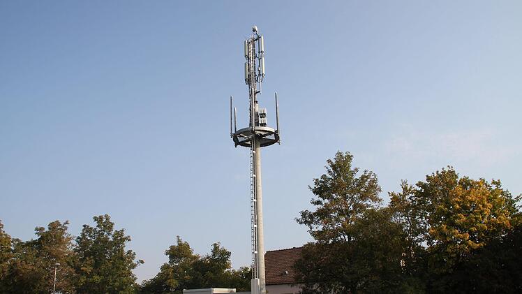 5G in Münnerstadt: Im Bild der Mobilfunkmast der Telekom in der Nähe des Bahnhofs, gegenüber des BRK-Heims.  Foto: Isolde Krapf