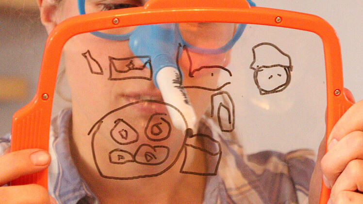 Pencil Nose im Test - das Partyspiel, bei dem die Nase zum Zeichenstift wird