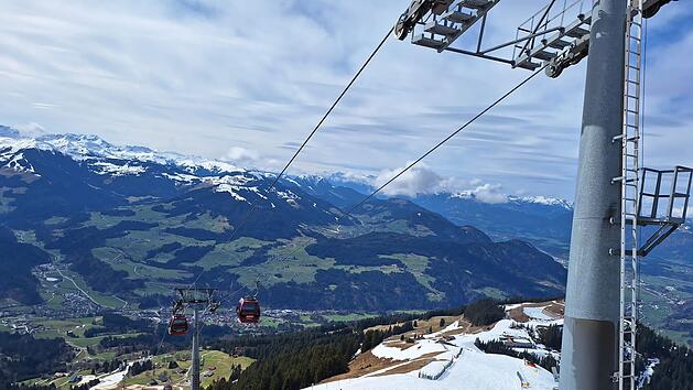 &Ouml;sterreich: Paragleiterin aus Bayern prallt gegen Seilbahn und stirbt