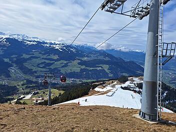 &Ouml;sterreich: Paragleiterin aus Bayern prallt gegen Seilbahn und stirbt