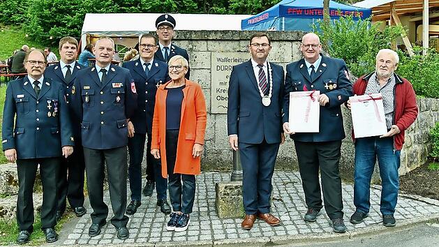 In Dürrbrunn wurden Feuerwehrleute geehrt (v. l.): Roland Brütting, Andreas Schriefer, Oliver Flake, Dietmar Ott, Dominik Schick, Rosi Kraus, Alwin Gebhardt, Matthias Dorsch und Peter Jarosch.