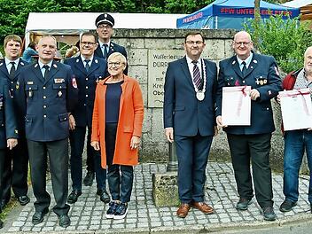 In Dürrbrunn wurden Feuerwehrleute geehrt (v. l.): Roland Brütting, Andreas Schriefer, Oliver Flake, Dietmar Ott, Dominik Schick, Rosi Kraus, Alwin Gebhardt, Matthias Dorsch und Peter Jarosch.